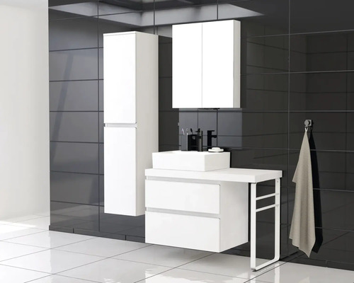 Modernes Badezimmer mit Waschbecken, Unterschrank, Spiegelschrank und Hochschrank vor einer dunklen Wand