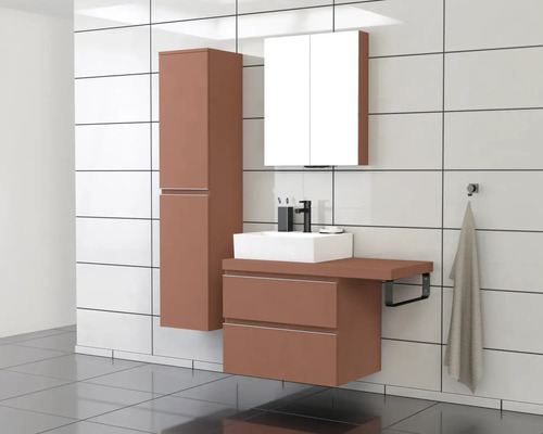 Badezimmer mit Waschtischunterschrank, Spiegelschrank und Hochschrank