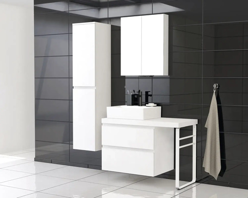 Modernes Badezimmer mit weißem Waschtisch, Spiegelschrank und Hochschrank vor schwarzem Fliesenhintergrund.