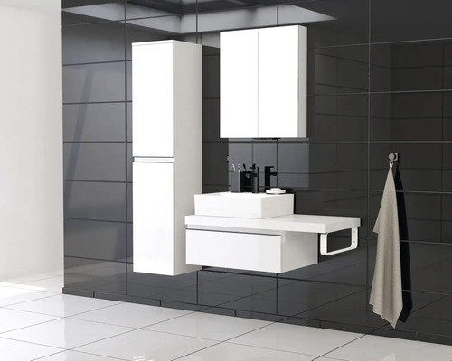 Modernes Badezimmer mit Waschbecken, Unterschrank, Spiegelschrank und Hochschrank vor schwarzem Fliesenspiegel