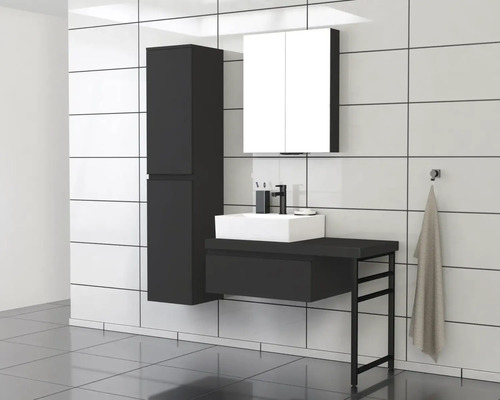 Modernes Badezimmerensemble mit Waschtisch, Spiegelschrank und Hochschrank vor gefliester Wand