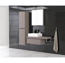 Modernes Badezimmer mit Waschbecken, Spiegelschrank und Hochschrank vor dunklem Fliesenhintergrund
