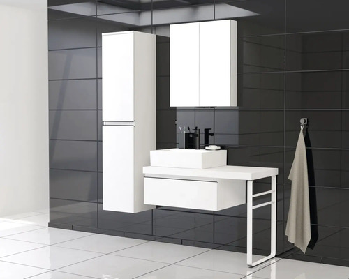 Modernes Badezimmer mit weißem Waschtisch, Hochschrank und Spiegelschrank vor dunklem Fliesenhintergrund