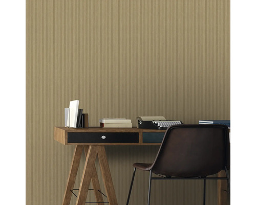 Szene mit Schreibtisch, Büchern, Schreibmaschine und Stuhl vor einer Wandtapete mit Holzstreifenmuster