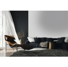 Modernes Wohnzimmer mit Sofa, Sessel und Teppich