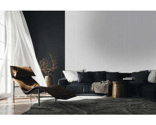 Modernes Wohnzimmer mit Sofa, Sessel und Teppich