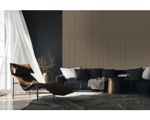 Modernes Wohnzimmer mit Holzpaneelwand, Sofa und Liege