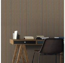 Wandpaneele aus Holz hinter einem Schreibtisch und einem Stuhl