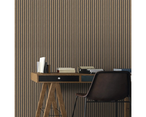 Wandpaneele aus Holz hinter einem Schreibtisch und einem Stuhl