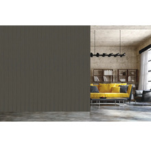 Wohnzimmer mit geriffelter Wand, gelbem Sofa und Bücherregal