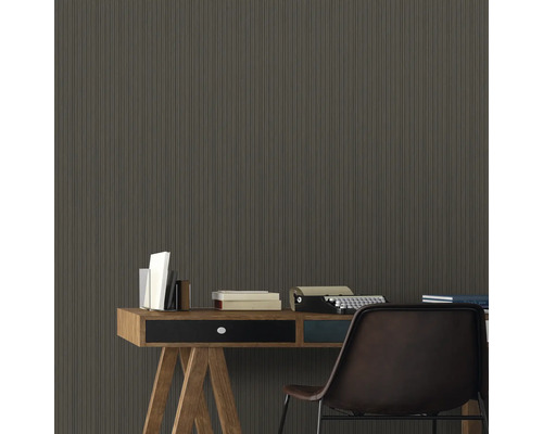 Szene mit Schreibtisch, Büchern, Schreibmaschine und Wandtapete mit feiner Streifenstruktur