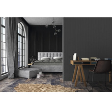 Schlafzimmer mit Bett, Schreibtisch und Dekoration