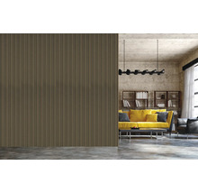 Wohnzimmer mit Holzpaneelwand und Möbeln