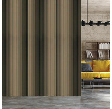 Modernes Wohnzimmer mit Holzpaneelwand und gelbem Sofa