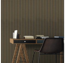 Arbeitszimmer mit Schreibtisch, Bürostuhl und Wandverkleidung in Holzoptik