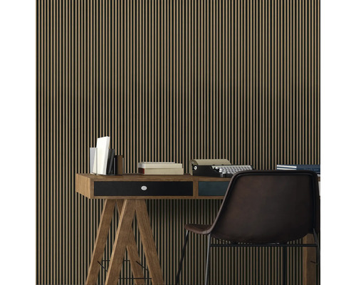 Arbeitszimmer mit Schreibtisch, Bürostuhl und Wandverkleidung in Holzoptik