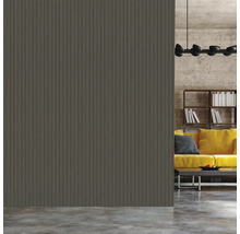 Wohnzimmer mit Paneelwand, Sofa und Bücherregal