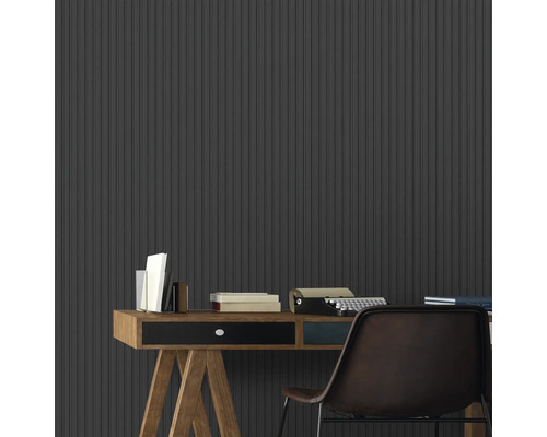 Szene mit geriffelter Tapete, Schreibtisch und Bürostuhl