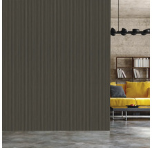 Innenraum mit Wandpaneelen, Sofa, Bücherregal und Lampe