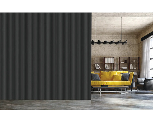 Wohnzimmer mit geriffelter Wand, Sofa und Bücherregal