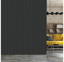 Wohnzimmer mit geriffelter Wandverkleidung, Sofa und Bücherregal.