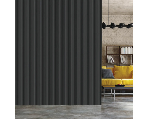 Wohnzimmer mit geriffelter Wandverkleidung, Sofa und Bücherregal.