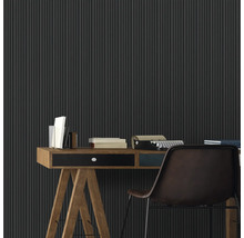 Zimmer mit Schreibtisch, Stuhl, Büchern und Tapete mit Streifenmuster