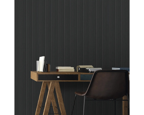 Zimmer mit Schreibtisch, Stuhl, Büchern und Tapete mit Streifenmuster