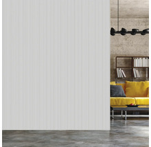 Helles Zimmer mit geriffeltem Wandpaneel, Sofa und Bücherregal