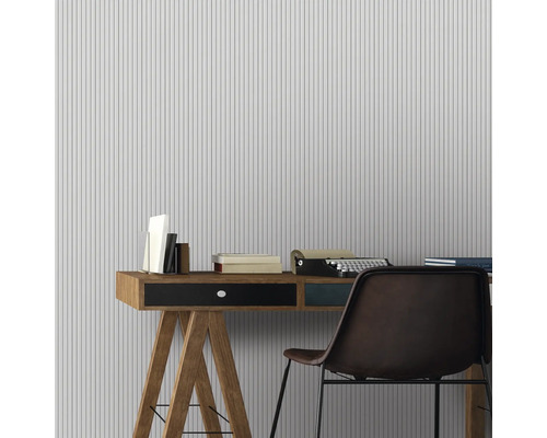 Szene mit Schreibtisch, Stuhl und Wandtapete mit Streifenmuster