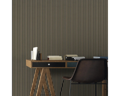 Raumgestaltung mit Schreibtisch, Stuhl und Tapete mit Streifenmuster