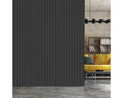 Wohnzimmer mit geriffelter Wand und gelbem Sofa