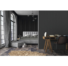 Schlafzimmer mit Bett, Schreibtisch und Wandpaneelen