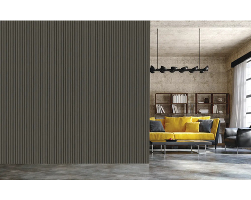 Wohnzimmer mit Wandpaneelen, Sofa und Bücherregal