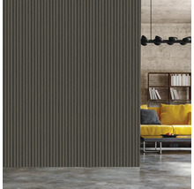 Dekorative Wandpaneele mit vertikalem Rippenmuster in einem Wohnraum