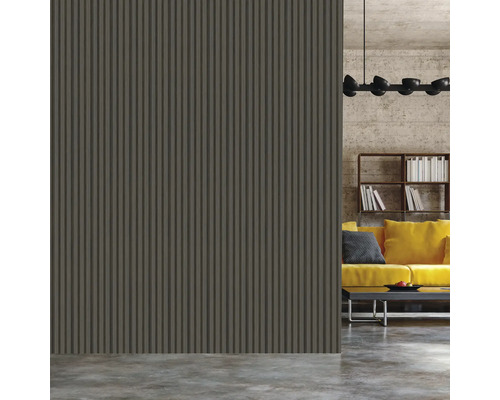 Dekorative Wandpaneele mit vertikalem Rippenmuster in einem Wohnraum