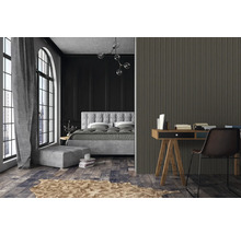 Schlafzimmer mit Bett, Schreibtisch und Wandpaneelen