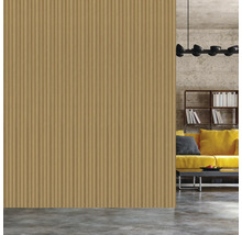 Innenraum mit geriffelter Holzvertäfelung, Sofa, Regal und Pendelleuchte