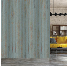 Wohnraum mit Wandtapete in Holzoptik und Einrichtung