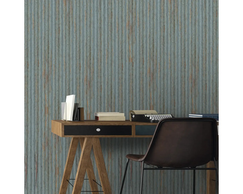 Büroszene mit Schreibtisch, Stuhl und Holzvertäfelungstapete