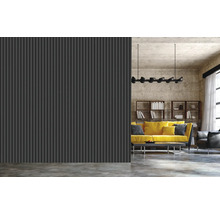 Wohnzimmer mit Wandpaneelen und Möbeln