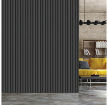 Innenaufnahme eines Raumes mit Paneelwand, Sofa, Regal und Lampe