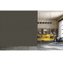 Wohnzimmer mit Wandpaneelen, gelbem Sofa und Bücherregal