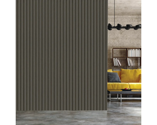 Wandpaneel mit vertikalen Rillen in Wohnraum