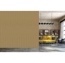 Wohnzimmer mit Wandpaneelen, Sofa, Regal und Pendelleuchte.