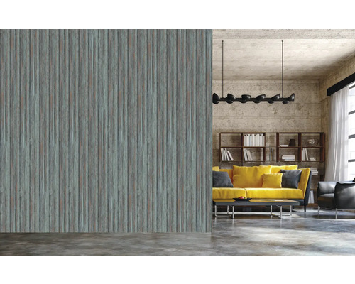 Wohnraum mit einer Wandtapete mit Holzstruktur hinter einem gelben Sofa.