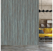 Wohnraum mit Tapete in Holzoptik