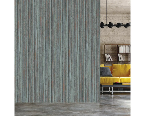 Wohnraum mit Tapete in Holzoptik