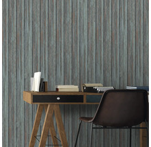 Büroszene mit Schreibtisch, Stuhl und einer Holzvertäfelungstapete