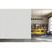 Wandpaneele in einem Wohnzimmer mit Sofa und Regalen